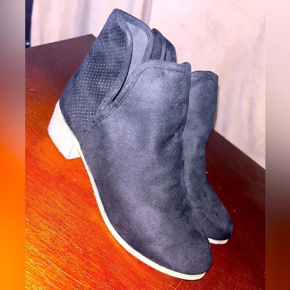 Seven brand black suede soho ankle booties size 9